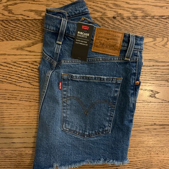 Levi’s Ribcage Shorts - Picture 4 of 7